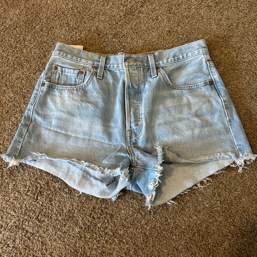 blue levi’s mid rise jean shorts